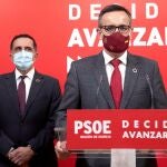El secretario general del PSOE en la Región de Murcia Diego Conesa, y el portavoz de grupo municipal socialista en el ayuntamiento de Murcia José Antonio Serrano, durante la rueda de prensa este viernes en Murcia