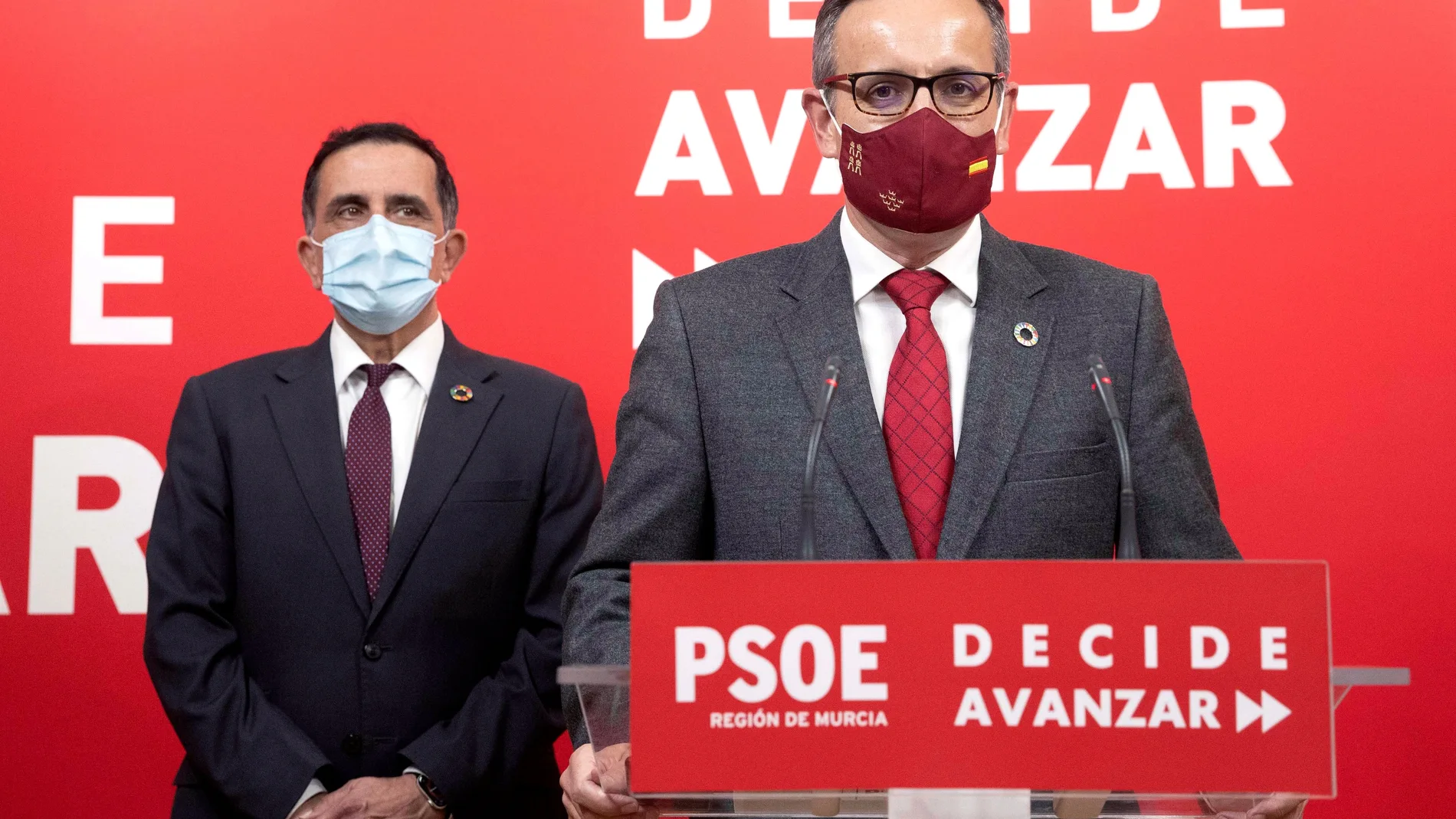 El secretario general del PSOE en la Región de Murcia Diego Conesa, y el portavoz de grupo municipal socialista en el ayuntamiento de Murcia José Antonio Serrano, durante la rueda de prensa este viernes en Murcia