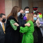 Laura Borràs y Carme Forcadell se abrazan antes de la sesión constitutiva del Parlament
