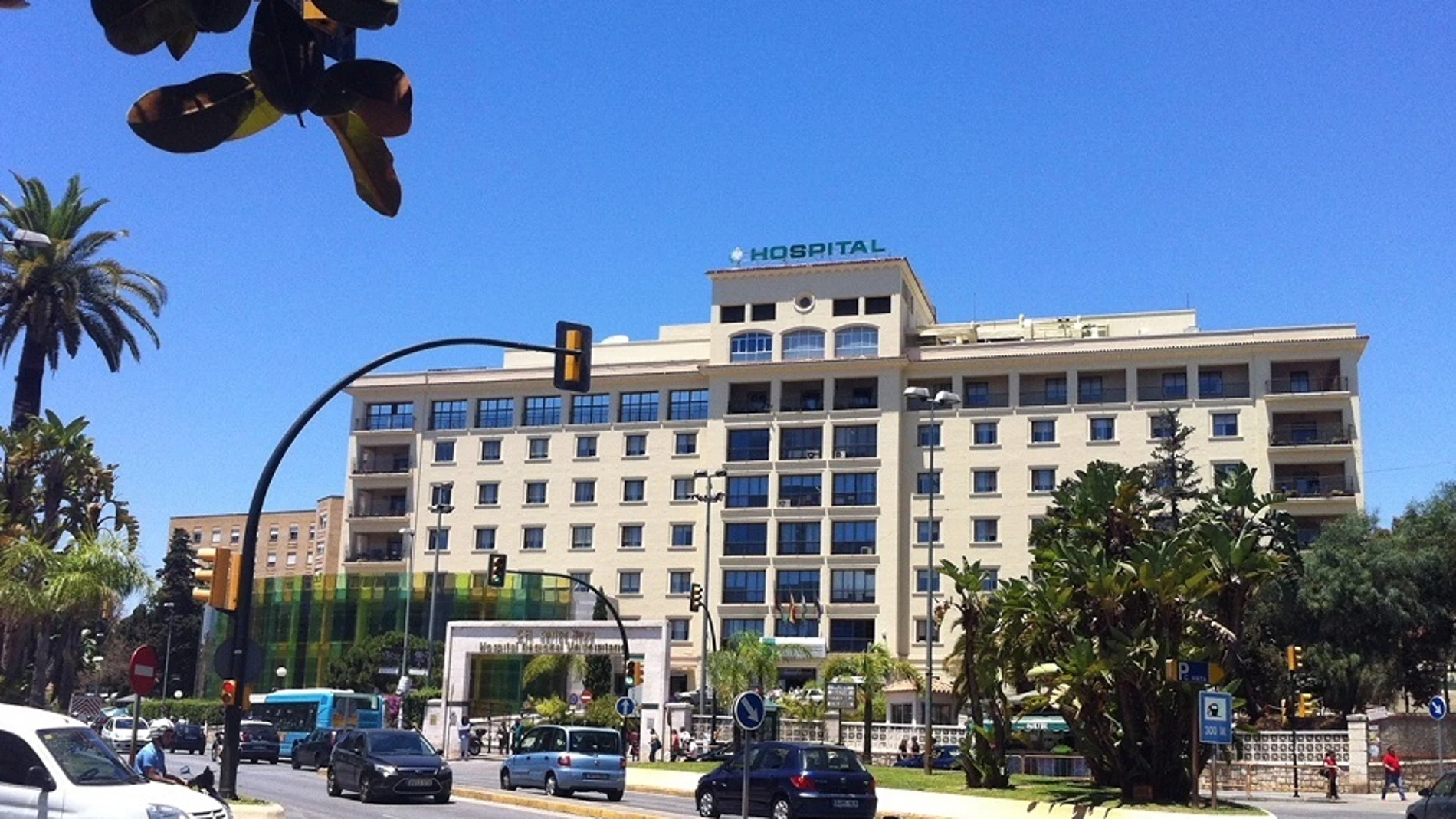 Vista exterior del Hospital Regional de Málaga, donde se produjo la agresión el pasado viernes
