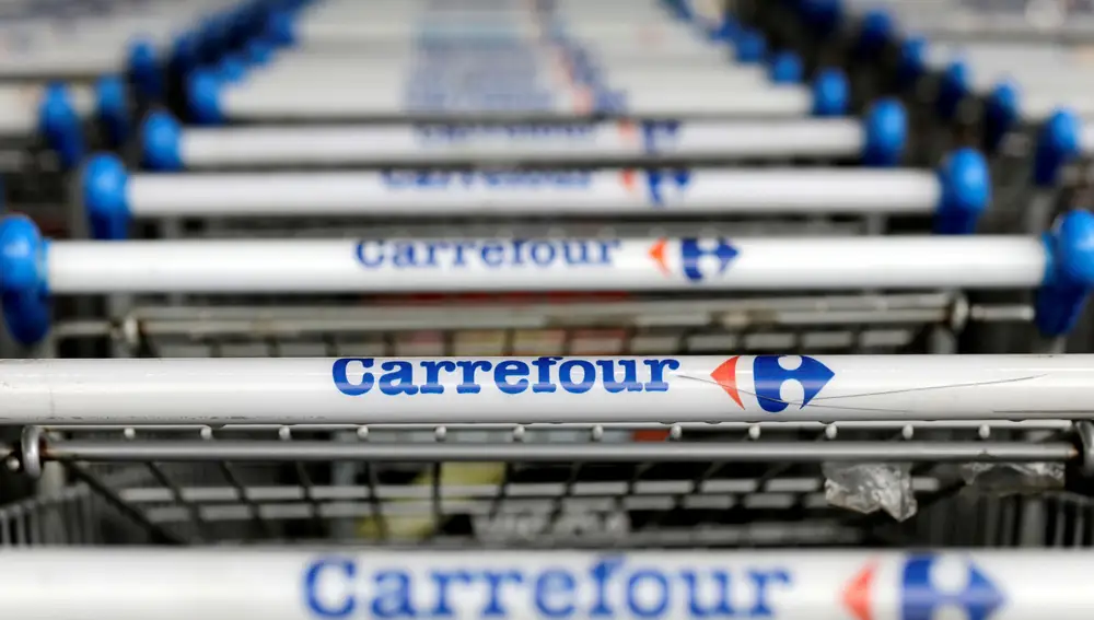 FILE PHOTO: The logo of French retailer Carrefour on shopping trolleys . REUTERS/Paulo Whitaker/File Photo