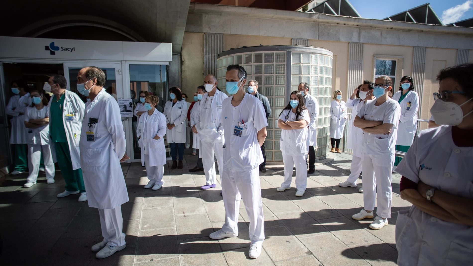 Trabajadores sanitarios participan en el minuto de silencio frente al Hospital Provincial Virgen de la Concha, en Zamora