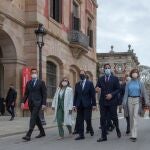Los diputados de Vox, encabezados por su líder, Ignacio Garriga (c) a su llegada al Parlamento de Cataluña.
