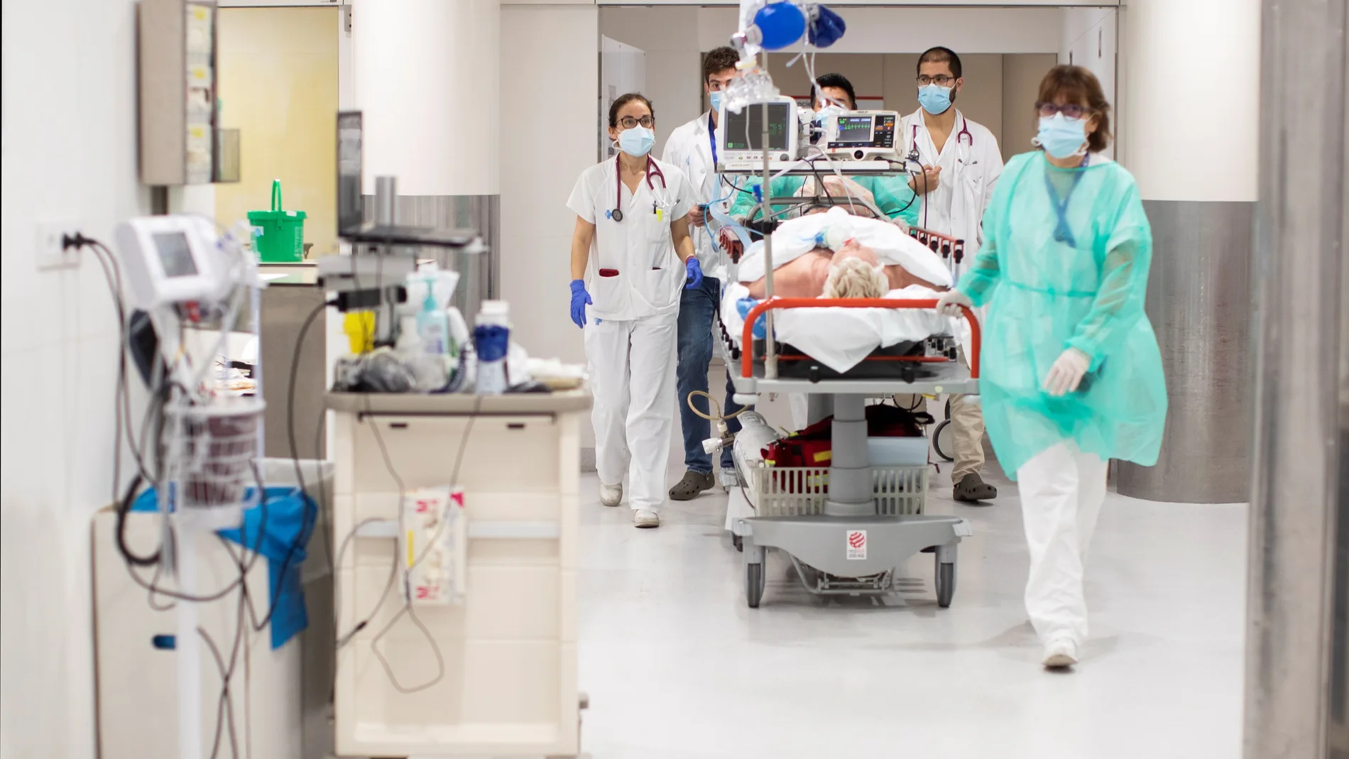 Profesionales sanitarios realizan su trabajo en el servicio de Urgencias del Hospital Vall d'Hebron. EFE/ Marta Pérez