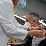 Una sanitaria vacuna a una hombre en el Instituto Ferial de Vigo (Ifevi), en Pontevedra, Galicia (España)