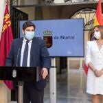 El presidente de Murcia, Fernando López Miras, hace declaraciones junto a la vicepresidenta, Isabel Franco, tras la toma de posesión de los nuevos consejeros de Ciudadanos