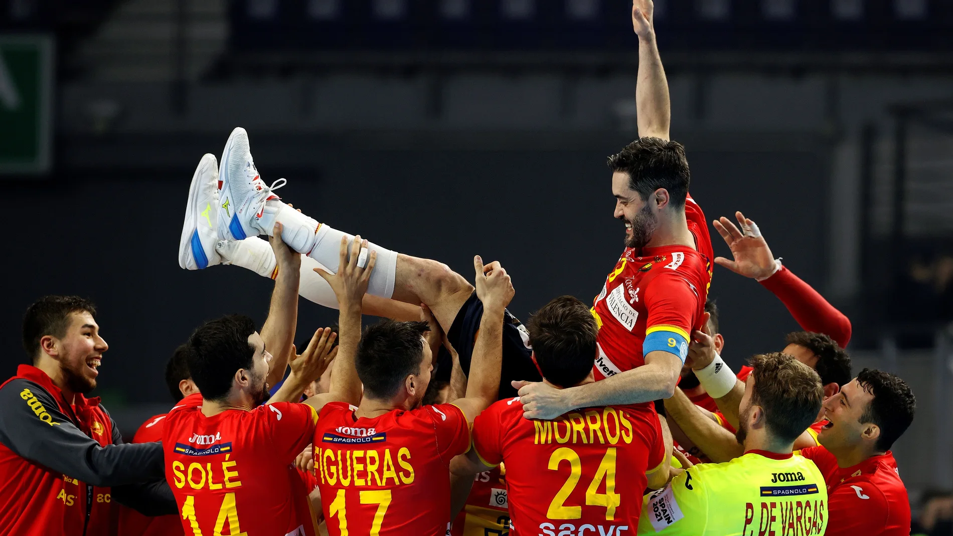El jugador de la selección española Raúl Entrerríos es homenajeado por sus compañeros tras llegar al récord de 281 partidos con los Hispanos