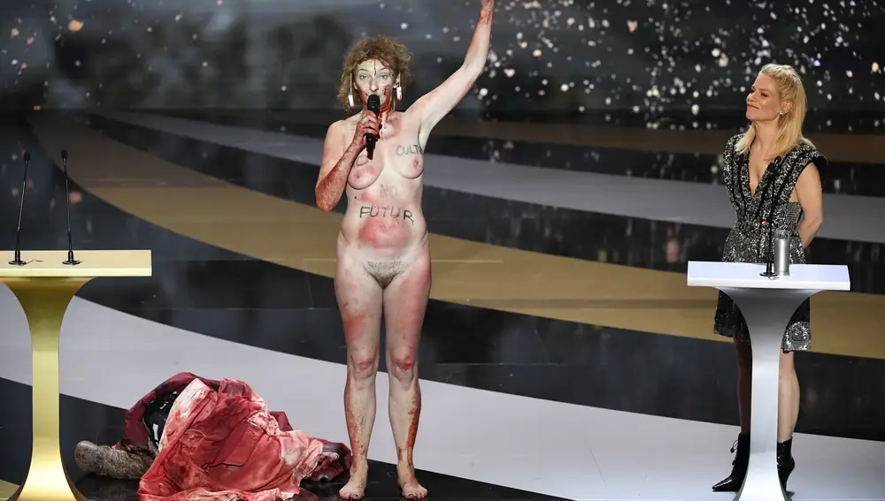 La actriz francesa decidió optar por un performativo desnudo como método de protesta