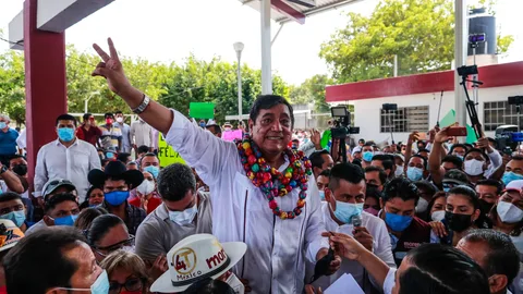 MEX6836. ACAPULCO (MÉXICO), 13/03/2021.- El político mexicano Félix Salgado Macedonio del partido Movimiento Regeneración Nacional y candidato a la gobernatura del sureño estado de Guerrero, participa en su primer acto de campaña hoy, en Acapulco (México). A pesar de tener dos denuncias por violación y al menos otras tres acusaciones de abuso y acoso sexual, el senador con licencia Félix Salgado Macedonio inició sus actos electorales, tras haber sido ratificado como candidato por la Comisión Nacional de Elecciones de Morena. EFE/ David Guzmán