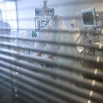 Personal sanitario del Hospital Universitario Marqués de Valdecilla de Santander atiende a enfermos con coronavirus en una de las UCI-Covid del hospital cántabro el 4 de febrero de 2021