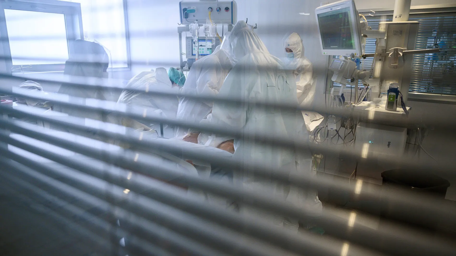 Personal sanitario del Hospital Universitario Marqués de Valdecilla de Santander atiende a enfermos con coronavirus en una de las UCI-Covid del hospital cántabro el 4 de febrero de 2021