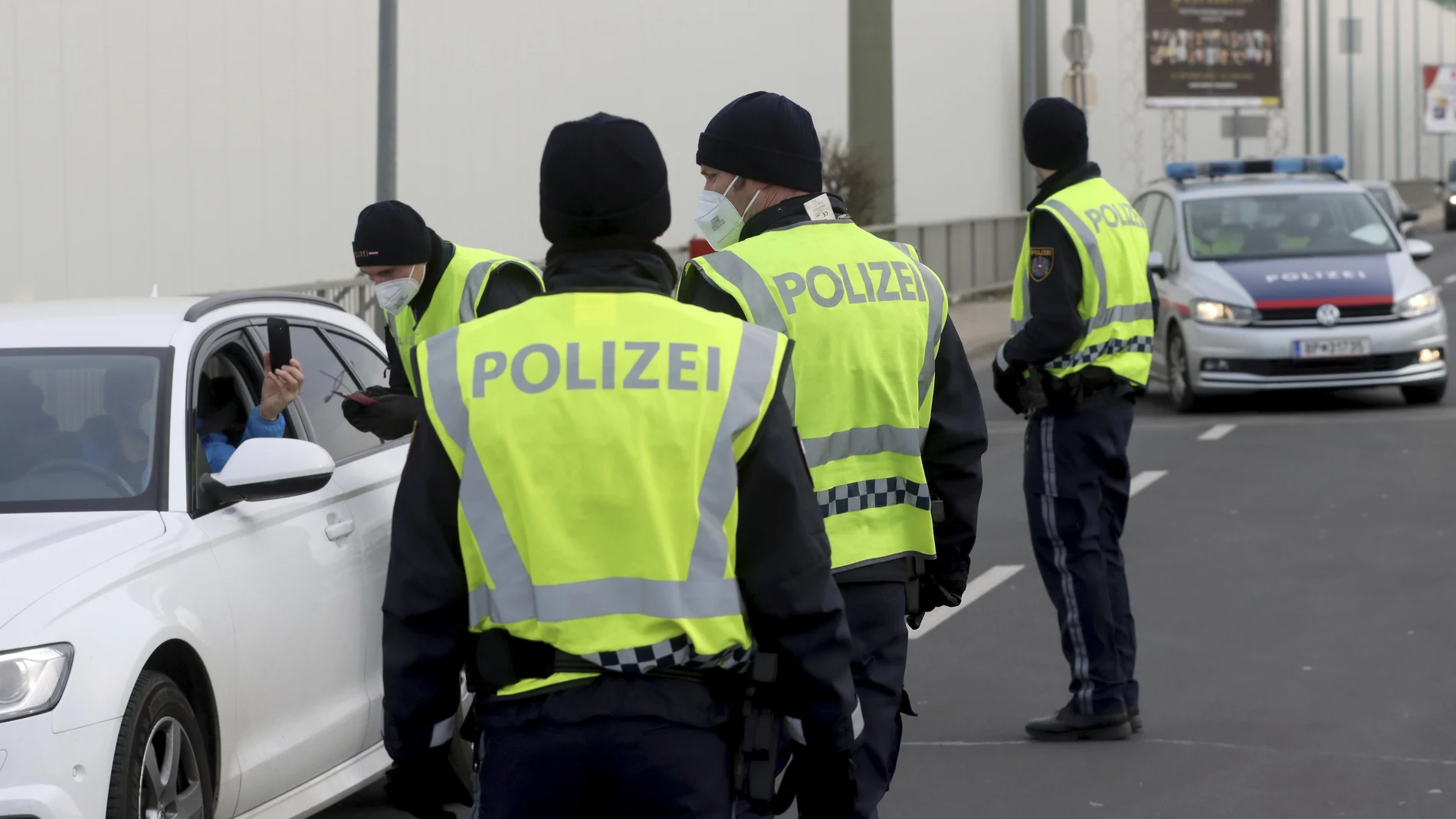 La policía austriaca hace un control de seguridad