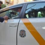 Beltrán Pérez conversa con un taxista