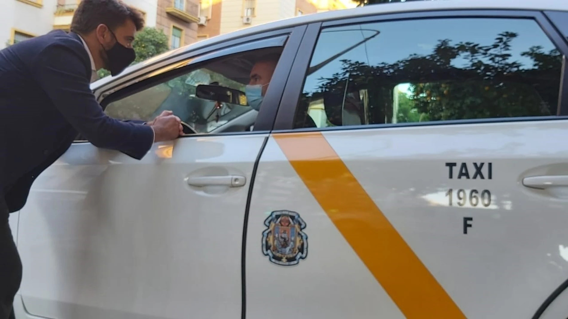 Beltrán Pérez conversa con un taxista