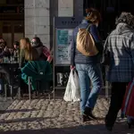 Gente tomando algo en terrazas de bares y restaurantes en el centro de Madrid