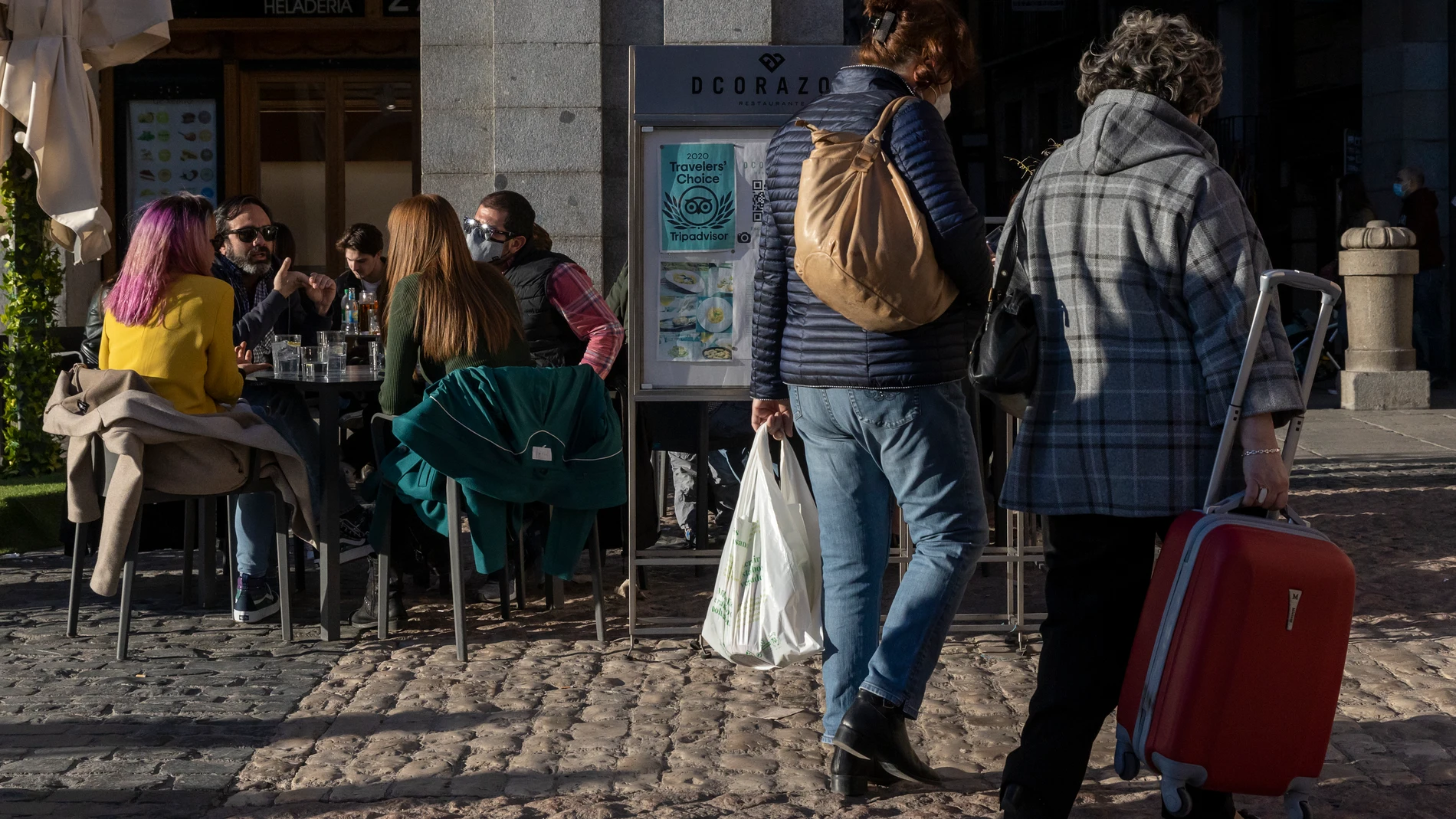 Gente tomando algo en terrazas de bares y restaurantes en el centro de Madrid