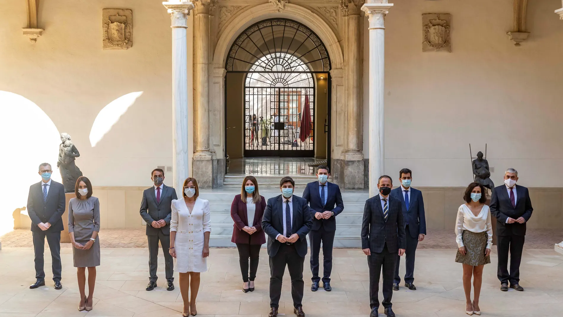 El presidente de Murcia, Fernando López Miras (c), posa en una foto de familia con su equipo de Gobierno, entre los que figuran los nuevos consejeros de Empresa e Industria, Valle Miguelez (2i); de Empleo, Investigación y Universidades, Francisco Álvarez (d), y de Transparencia, Participación y Administración Pública, Antonio sánchez (3i), tras la toma de posesión celebrada este sábado en el Palacio de San Esteban, sede del gobierno de Murcia