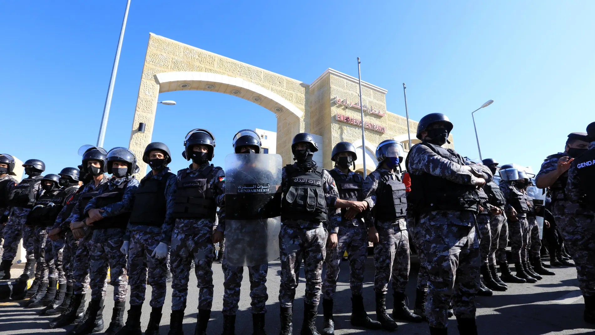 Agentes de la policía montan guardia en el exterior del hospital gubernamental de la ciudad de Al-Salt (Jordania).