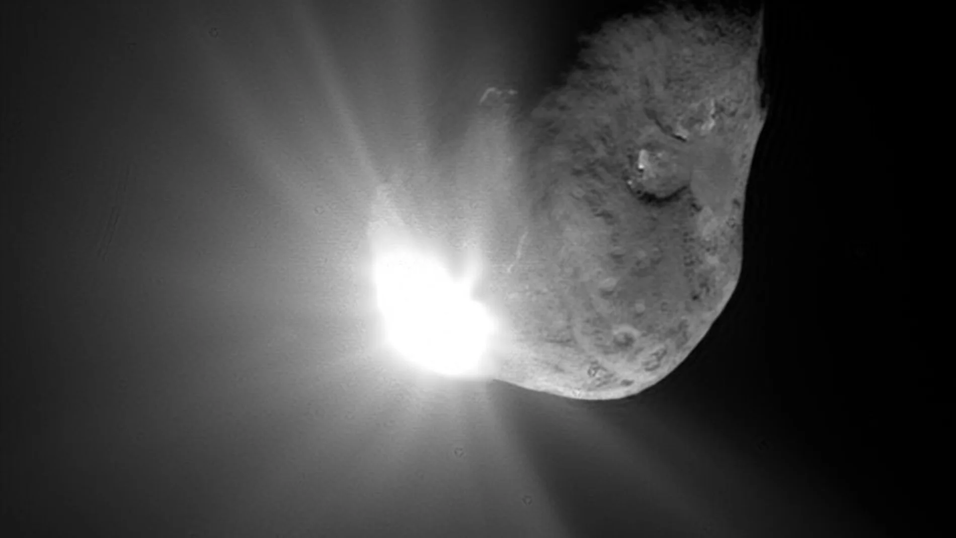 El impacto del proyectil de cobre de 100 kilos que la misión Deep Impact disparó contra el asteroide Tempel 1 a 10 kilómetros por segundo, fotografiado 67 después de la colisión.