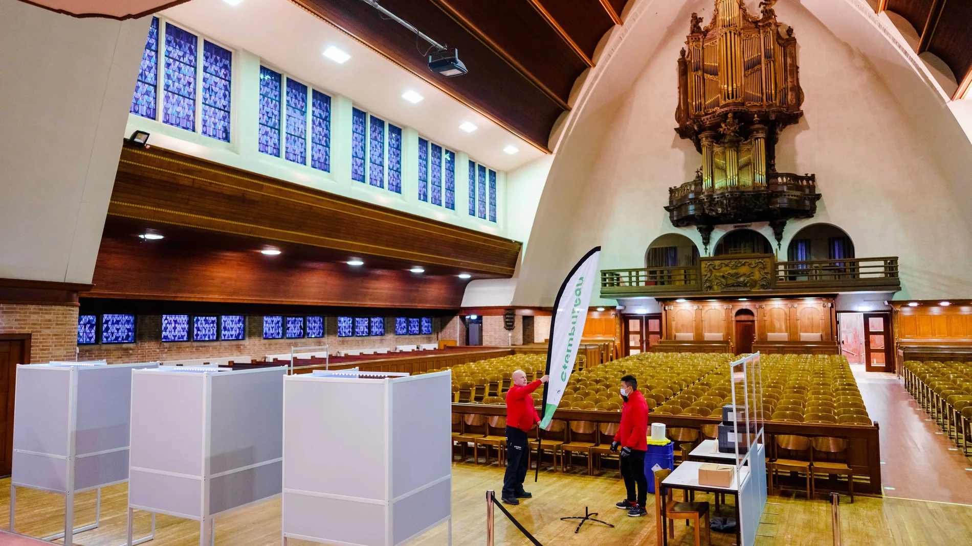 Colegio electoral instalado en una iglesia en Rotterdam
