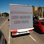 Un camión circula con una pancarta donde se lee "Autónomos. Cero Ingresos, Cero Pagos", en Valencia