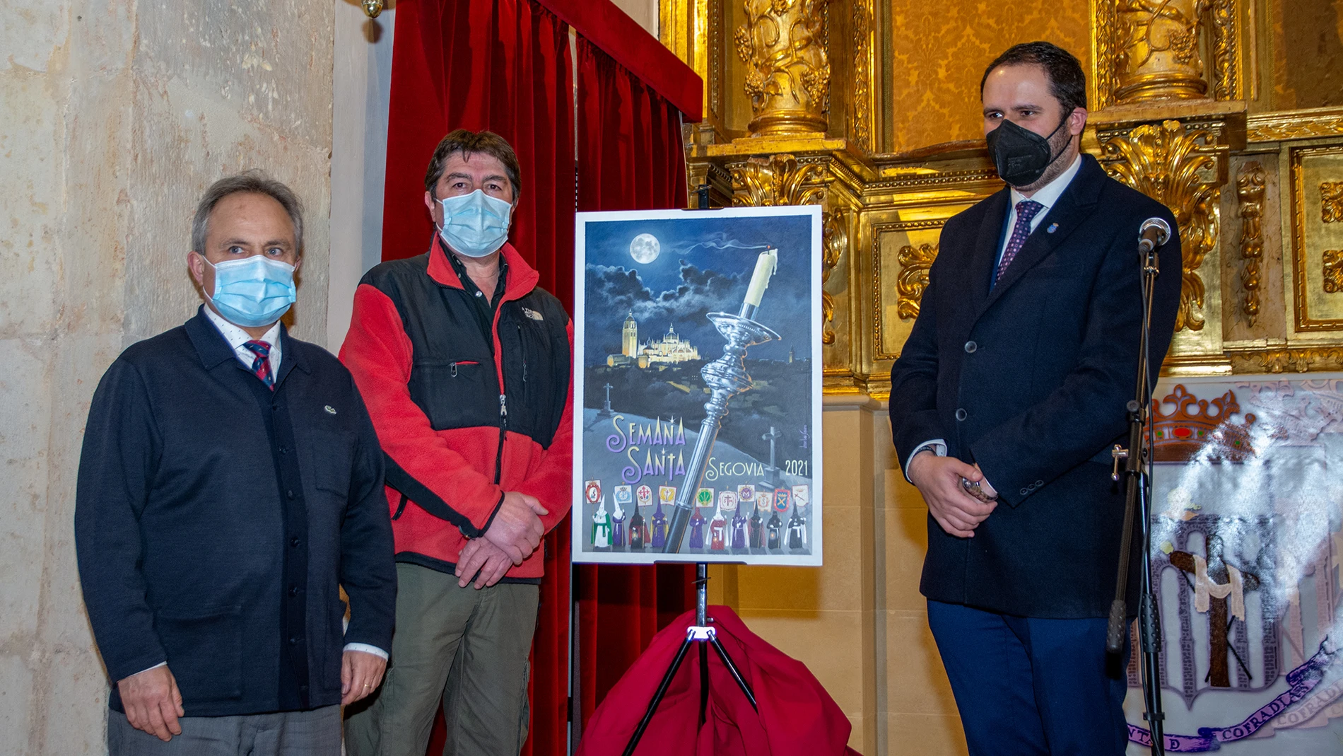 El presidente de la Junta de Cofradías, Víctor García junto al autor del cartel, el artista José Luis López Saura, en la presentación de la Semana Santa en Segovia