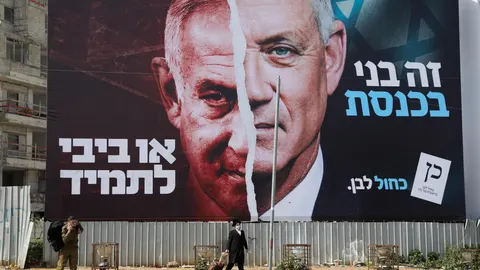 Un cartel electoral cerca de Tel Aviv durante la campaña de marzo de 2021