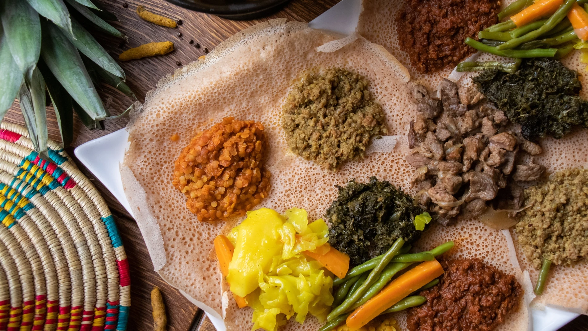 Plato tradicional etíope que consiste en torta de injera con diversas carnes y verduras estofadas.