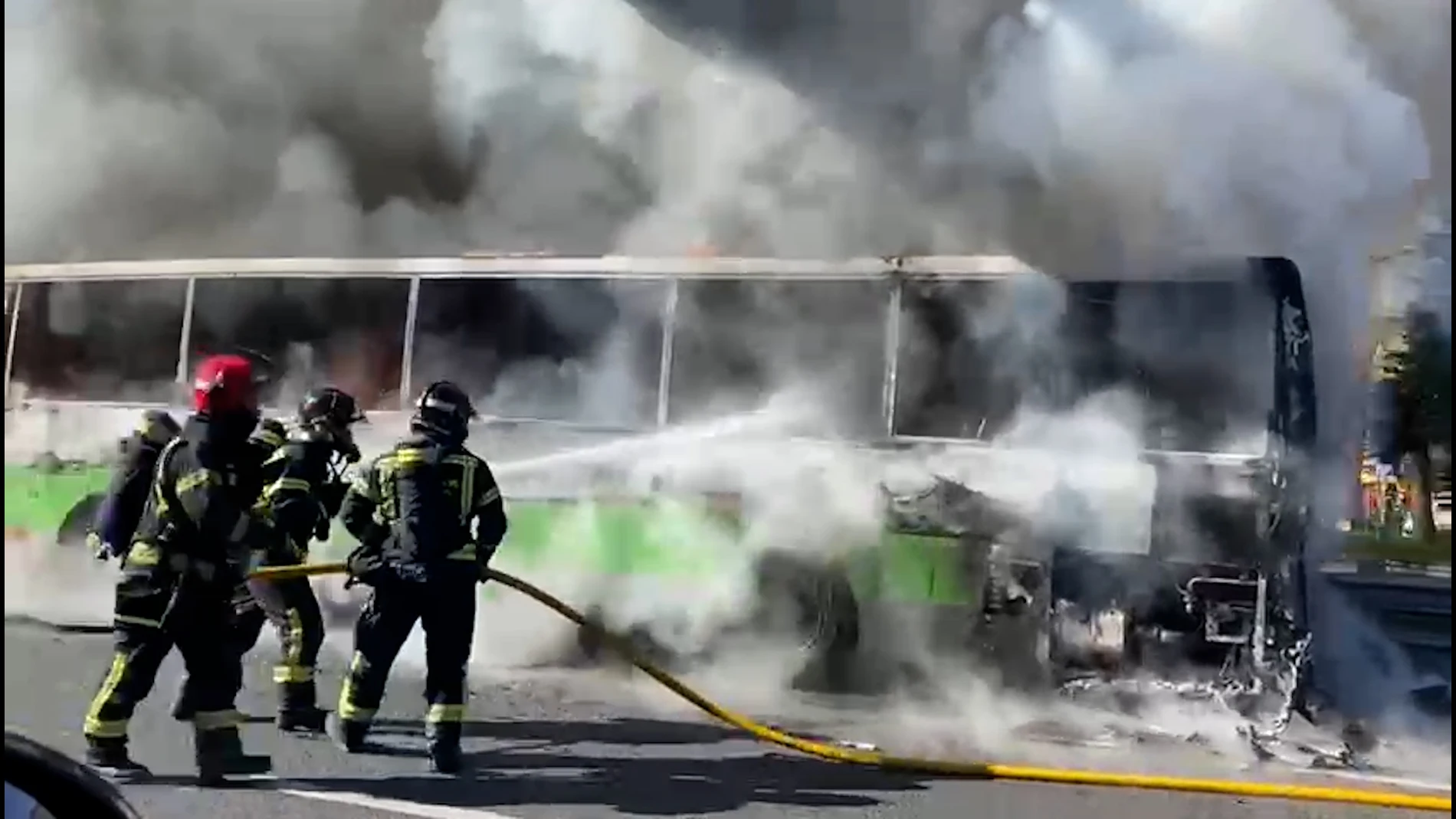 Se incendia un autobús interurbano en la A3 , en la salida 9, en Santa Eugenia