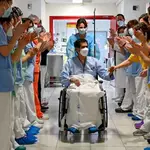 Despedida de Francisco Javier, paciente 5.000 dado de alta en el Hospital Gregorio Marañón, en Madrid