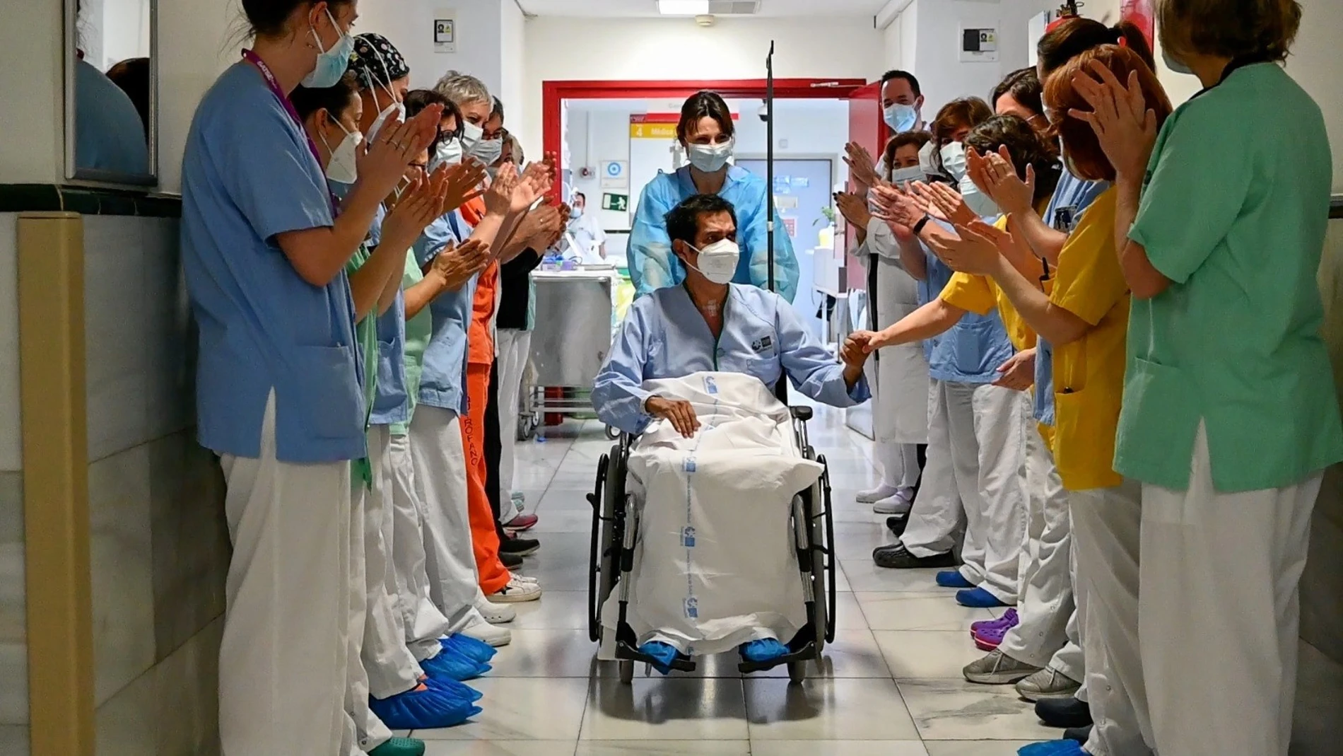 Despedida de Francisco Javier, paciente 5.000 dado de alta en el Hospital Gregorio Marañón, en Madrid