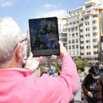 El alcalde de Valencia, Joan Ribó, contempla la falla que se hubiera plantado en la plaza del Ayuntamiento y que la pandemia ha impedido. Una app de realidad aumentada permite contemplar el monumento.