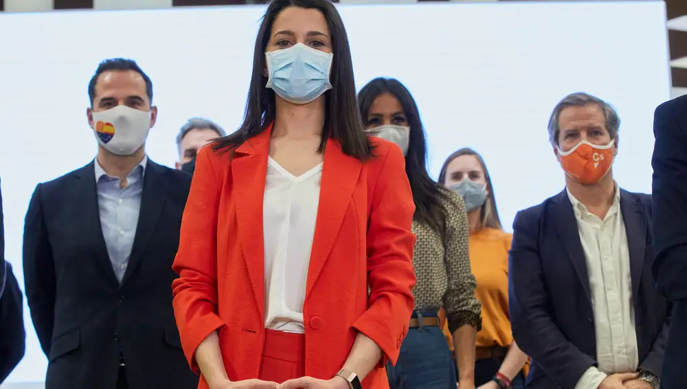 La presidenta de Ciudadanos, Inés Arrimadas, en la rueda de prensa que ha dado tras una reunión de la Ejecutiva Nacional, en Madrid (España), a 15 de marzo de 2021. La Ejecutiva de Ciudadanos se ha reunido hoy después de que varios dirigentes del partido lo solicitaran para analizar la situación tras los acontecimientos en Murcia, donde la formación naranja se alió con el PSOE para presentar una moción de censura contra el gobierno del PP en la región y en el Ayuntamiento de la capital. La moción finalmente ha fracasado en la Asamblea porque tres diputados de Ciudadanos han decidido votar en contra de la misma.15 MARZO 2021Jesús Hellín / Europa Press15/03/2021