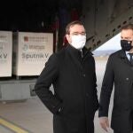 El primer ministro eslovaco, Igor Matovic (dcha.) y el ministro de Sanidad, Marek Krajci, reciben en Kosice el 1 de marzo el primer millón de vacunas rusas