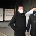 El primer ministro eslovaco, Igor Matovic (dcha.) y el ministro de Sanidad, Marek Krajci, reciben en Kosice el 1 de marzo el primer millón de vacunas rusas