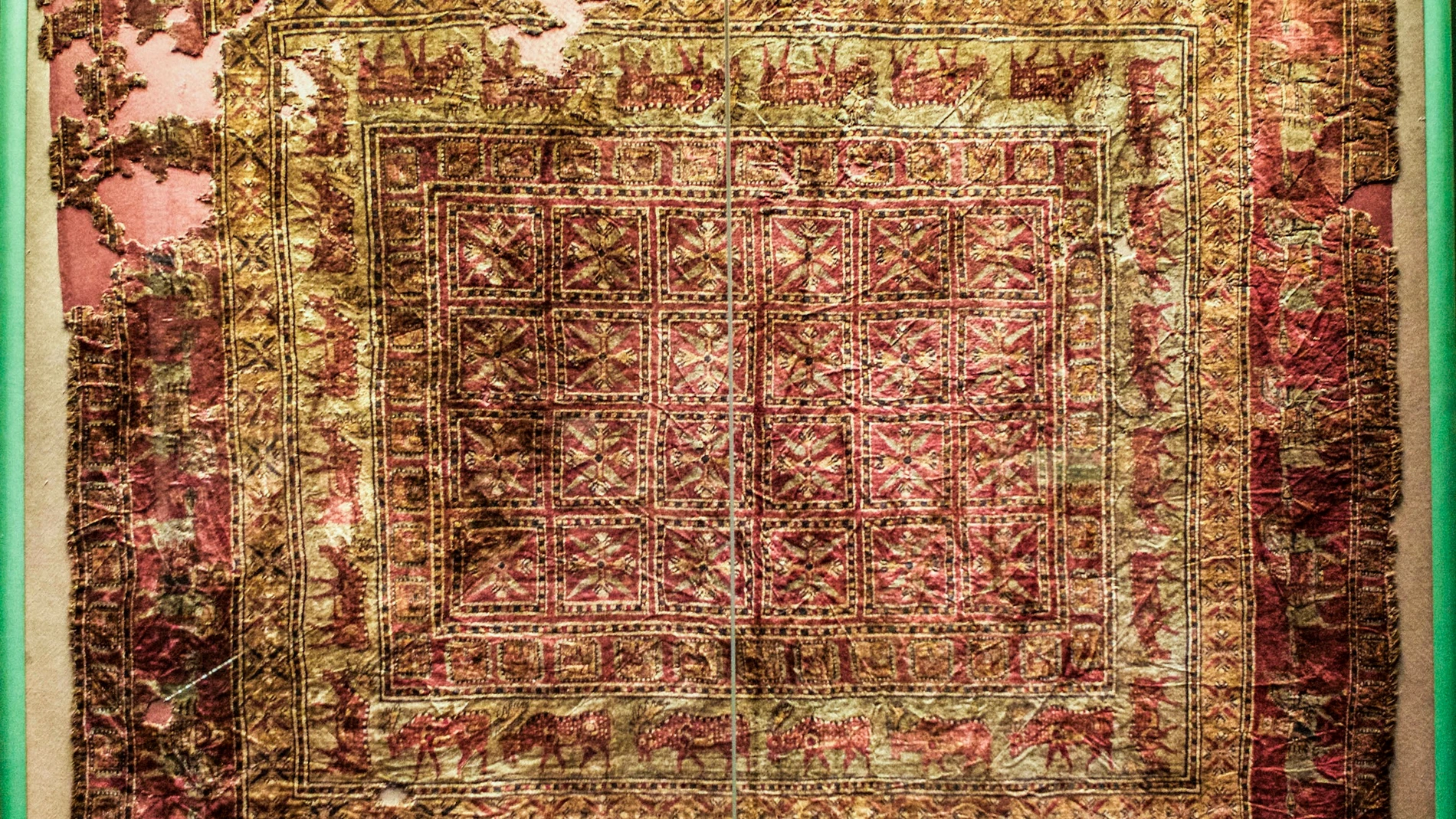 La alfombra Pazyryk tiene aproximadamente 2400 años de antigüedad, y sus colores siguen siendo muy vivos.