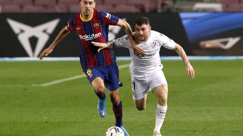 Javi Galán con el Huesca frente al Barcelona.