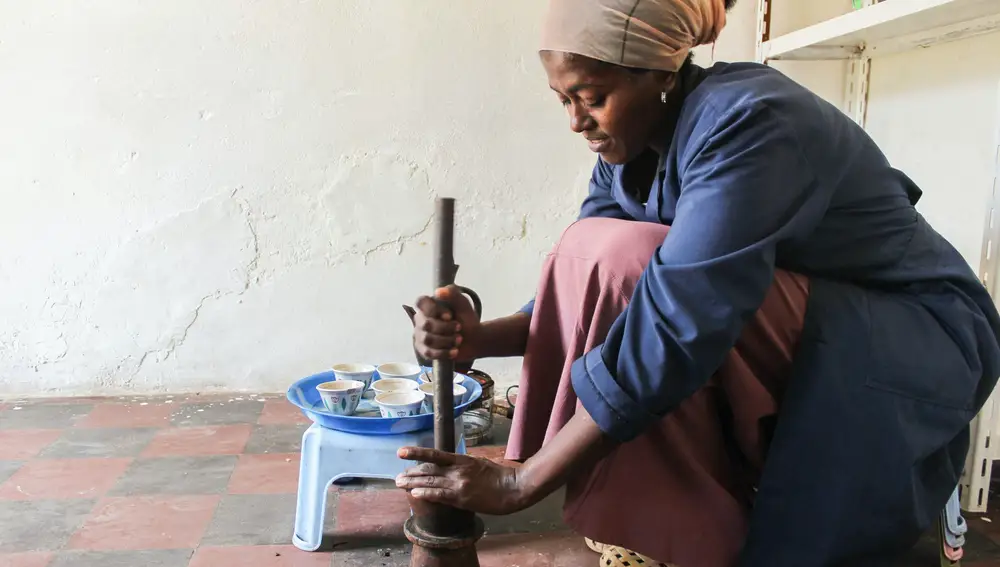 Mujer etíope moliendo café. El café es una de las bebidas más consumidas de Etiopía | Fuente: Pexels