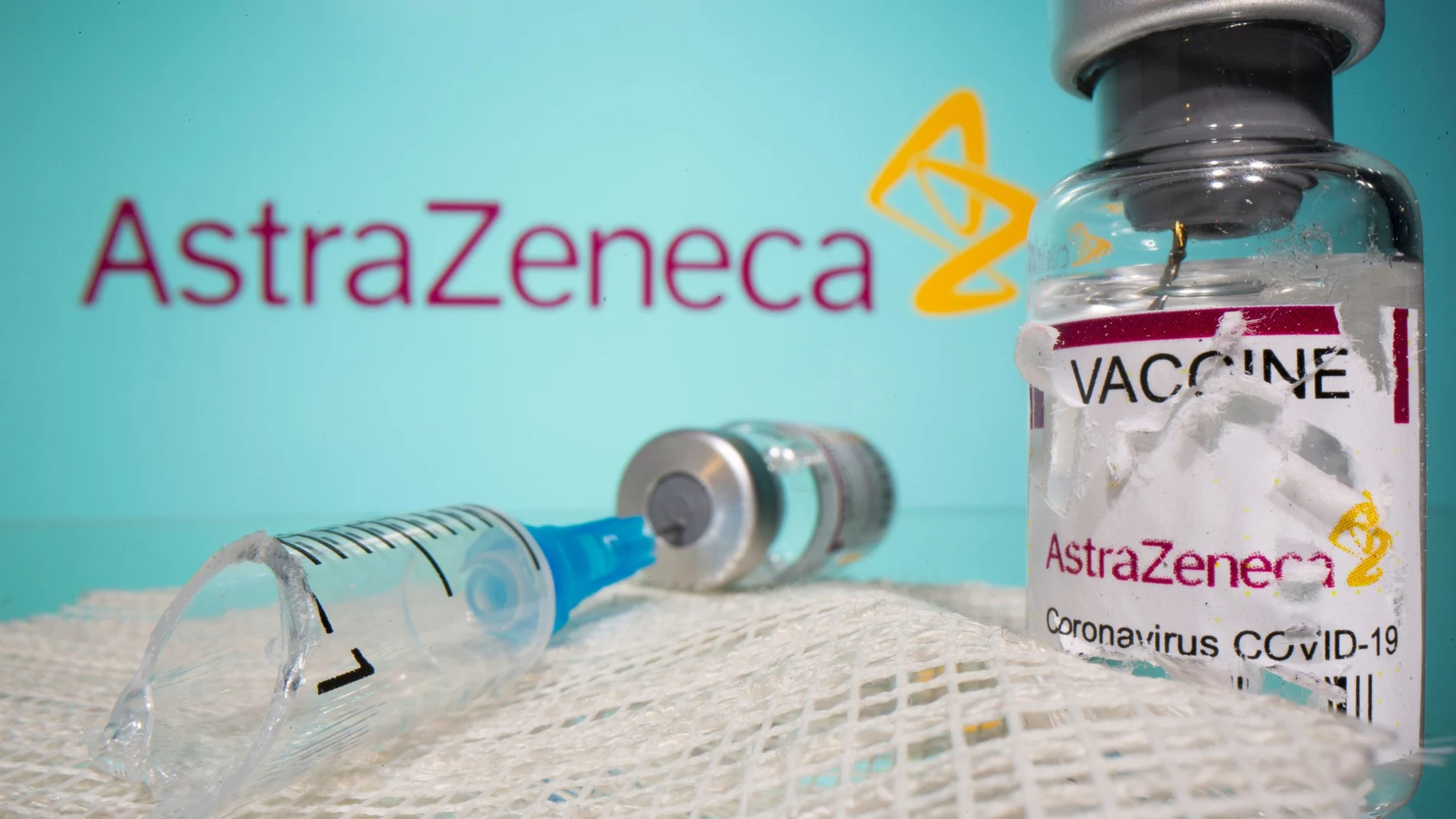 La administración de la vacuna de AstraZeneca se ha suspendido en España como "precaución" tras los casos de trombosis detectados en Europa