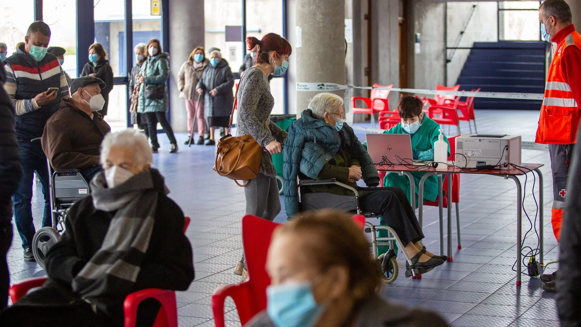 Una mujer pide turno para vacunarse en el vestíbulo del Palacio de los Deportes de Logroño