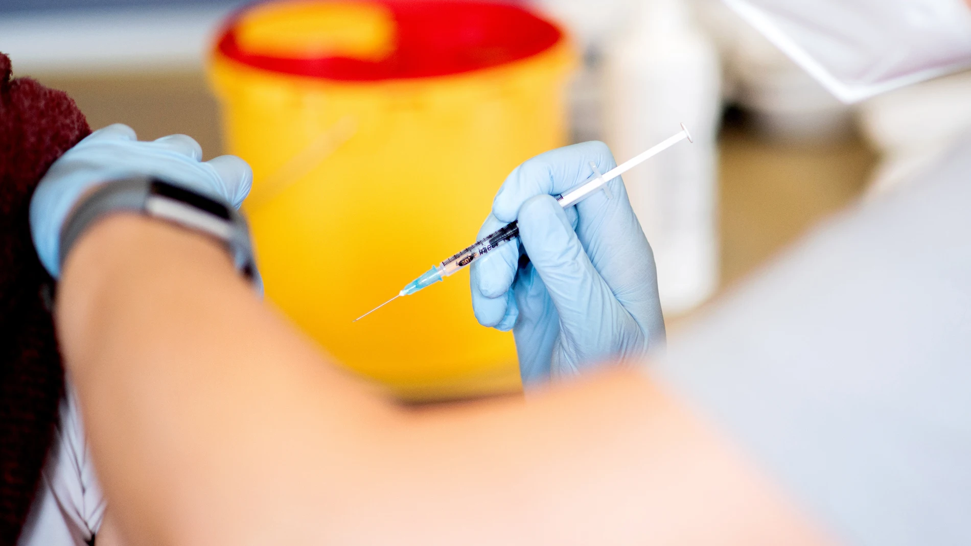 Una mujer recibe una dosis de la vacuna de AstraZeneca en Hannover