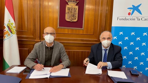 El director territorial de CaixaBank, Juan Ignacio Zafra, y el alcalde de Santa Fe, Manuel Gil, en la firma del convenio de colaboración