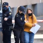 Ana María B.L., junto a una policía nacional en el primer día del juicio que se celebró en la Audiencia Provincial de Almería.