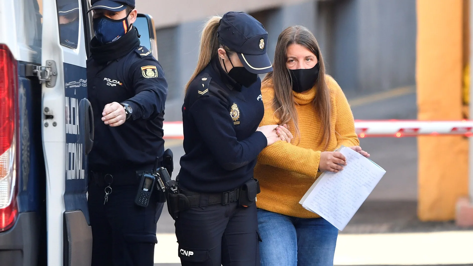 Ana María B.L., junto a una policía nacional en el primer día del juicio que se celebró en la Audiencia Provincial de Almería.