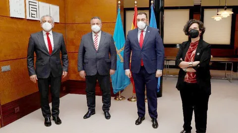 El presidente de la Diputación, Eduardo Morán, y del Principado, Adrián Barbón, se reúnen en Oviedo para avanzar en el desarrollo de las estaciones de esquí de San Isidro y Fuentes de Invierno