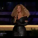 Beyonce, con el Grammy a la Mejor actuación R&amp;B por &quot;Black parade&quot;, anoche en Los Ángeles