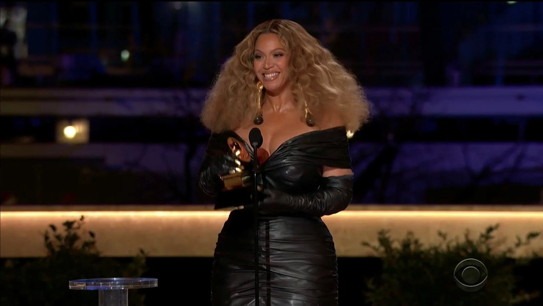 Beyonce, con el Grammy a la Mejor actuación R&B por "Black parade", anoche en Los Ángeles