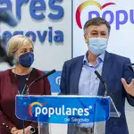 El secretario regional del PP, Francisco Vázquez, atiende a la prensa, en presencia de la presidenta del partido en Segovia y senadora. Paloma Sanz