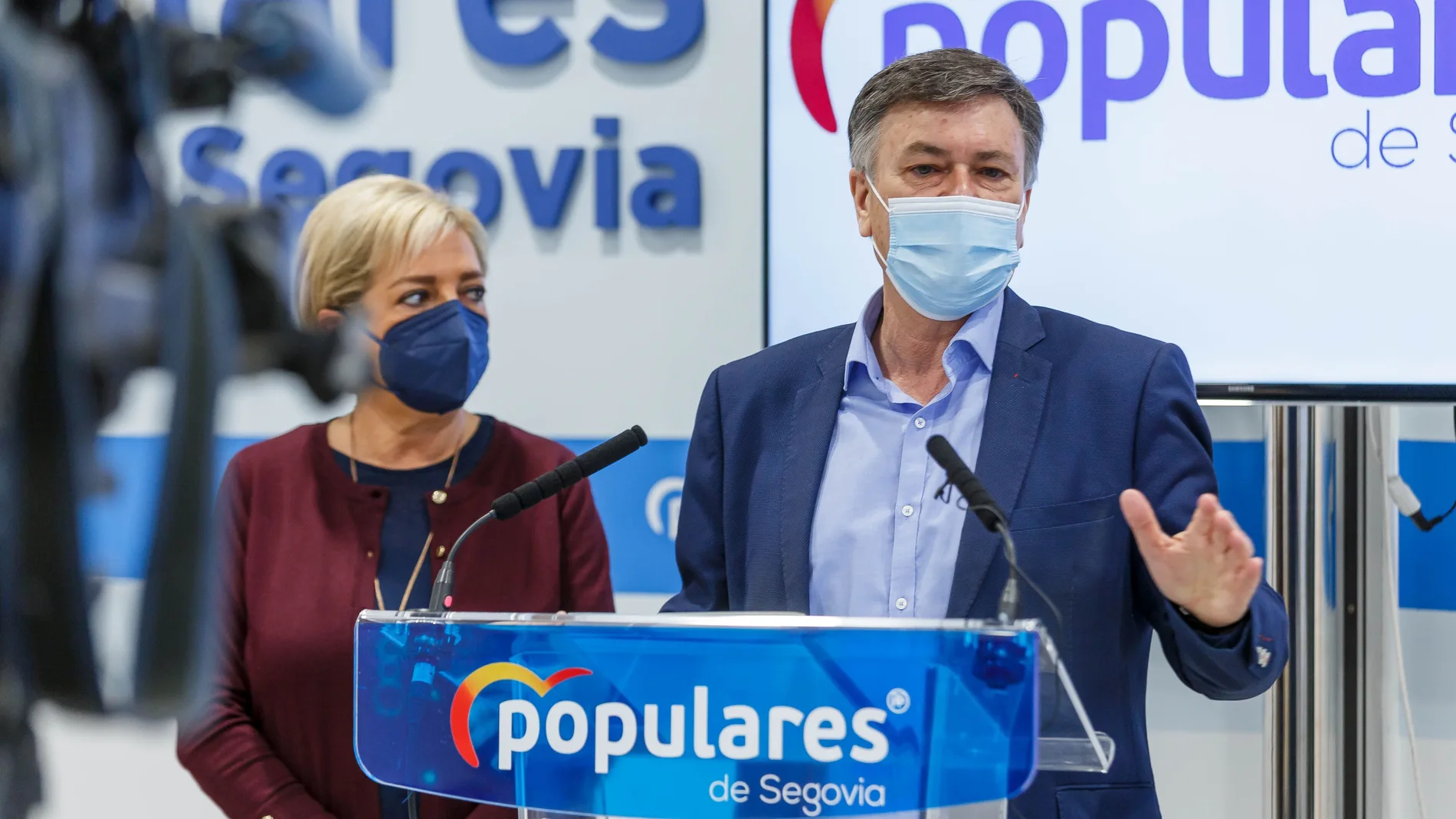 El secretario regional del PP, Francisco Vázquez, atiende a la prensa, en presencia de la presidenta del partido en Segovia y senadora. Paloma Sanz
