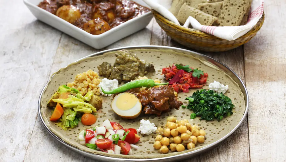Las verduras frescas acompañan por lo habitual a la carne y a la injera en los platos etíopes.